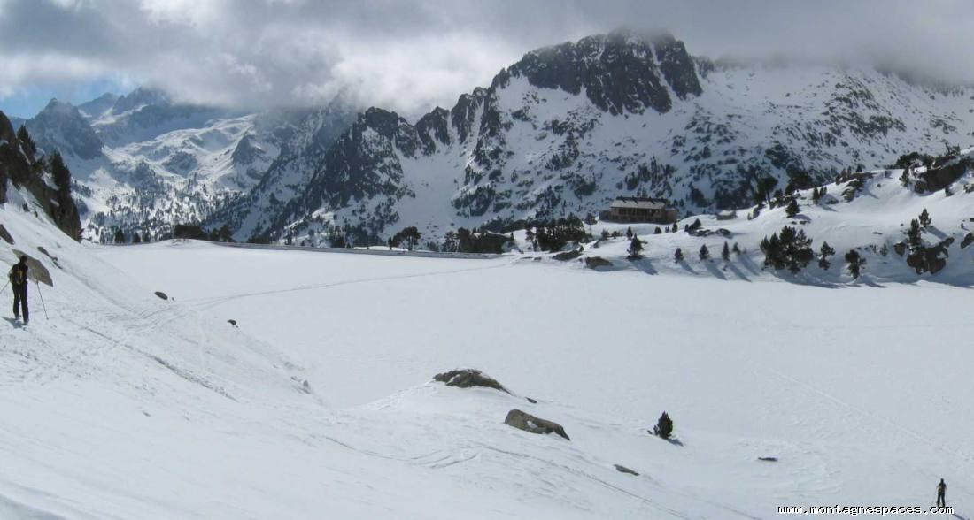 Arrivée à skis au refuge d'Amitges (2366m).