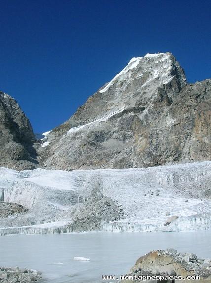 Depuis le Camp 1 à 5400m, le lac gelé et de profil, l'itinéraire d'ascension du Kyajo Ri.