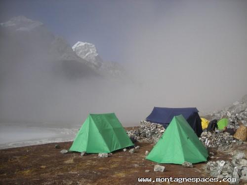 Le camp de base dans la brume (5000m) avec au fond le Kyajo-Ri.