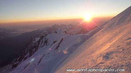 Lever de soleil magique sur les pentes terminales du Mont Blanc.