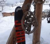 Contraste...entre raquettes antiques albanaises et skis modernes...