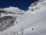 Ski de rando en Albanie. Belle descente en perspective...