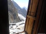 Depuis la porte du bivouac Quintino Sella, vue plongeante sur les glaciers raides et tourments de cette face ouest du Mt Blanc.