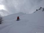 Didier teste ses skis dans la poudre suisse.